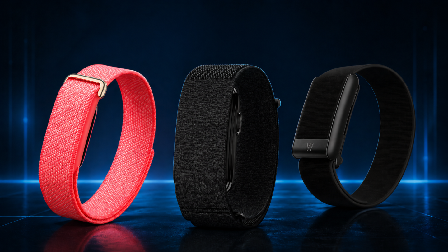 Tres pulseras en medio de la imagen de un color rosa, y dos negras