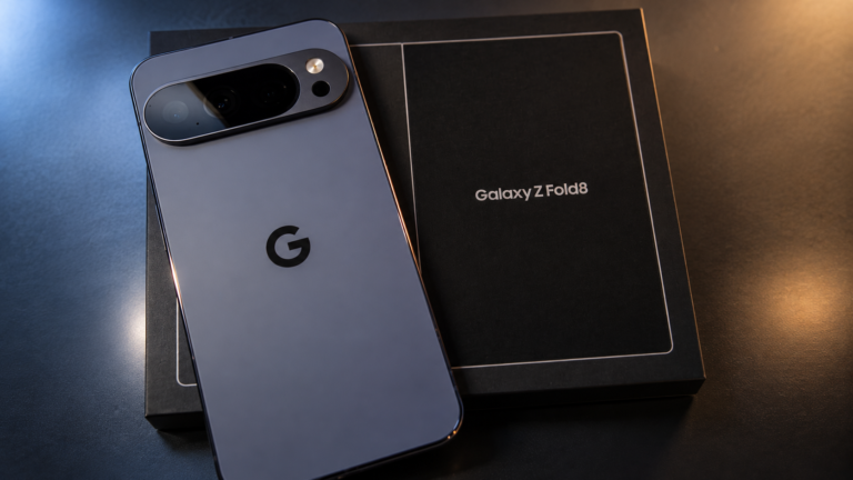 Google Pixel 10 Pro XL junto a un Samsung Galaxy Z Fold8 abierto